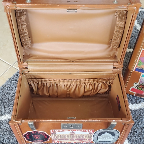 Vintage Samsonite luggage with travel stickers! - Picture 5 of 8